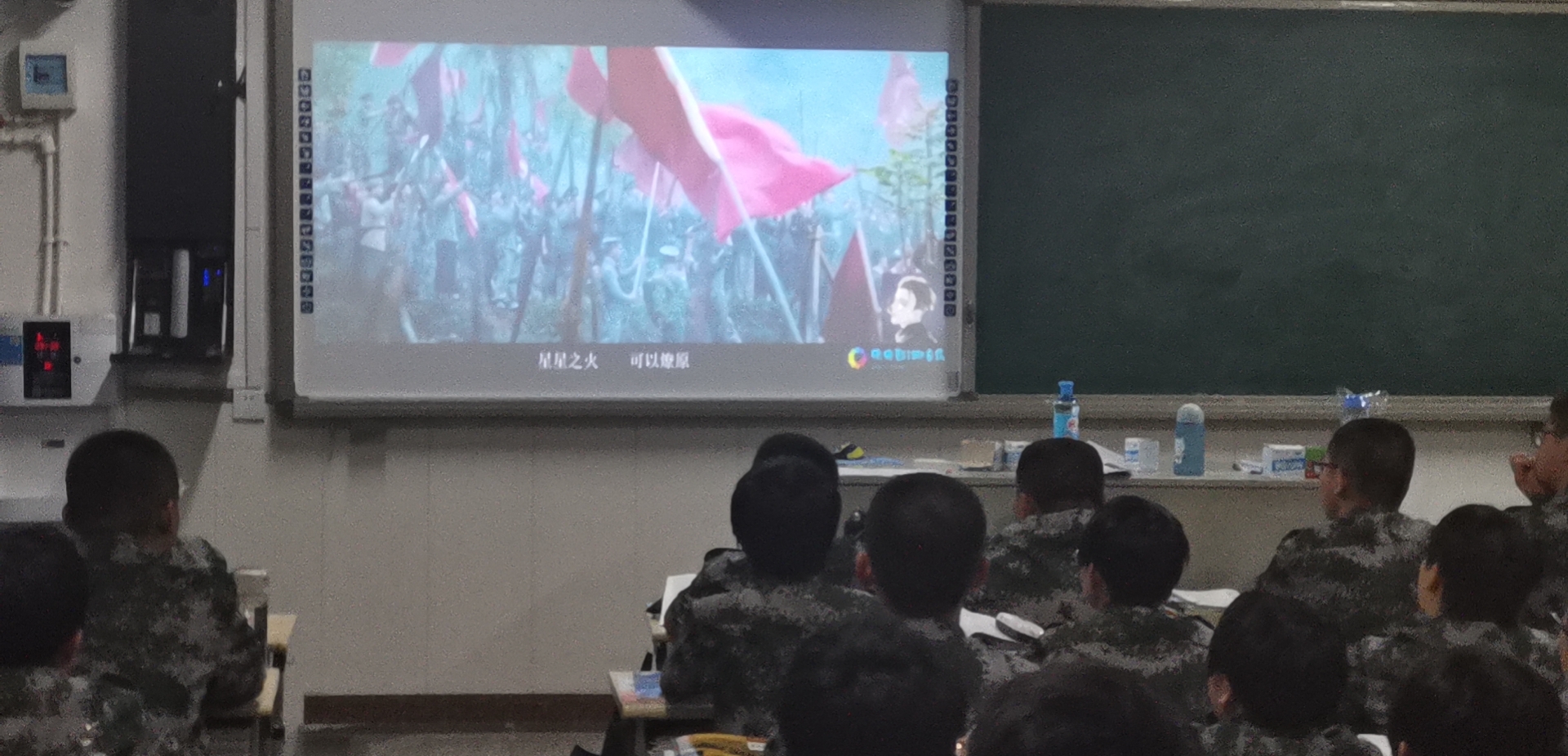 观看爱国主义教育影片.jpg