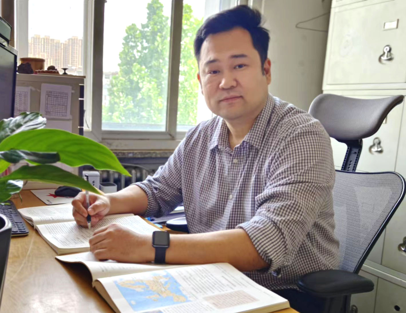 李伟.jpg