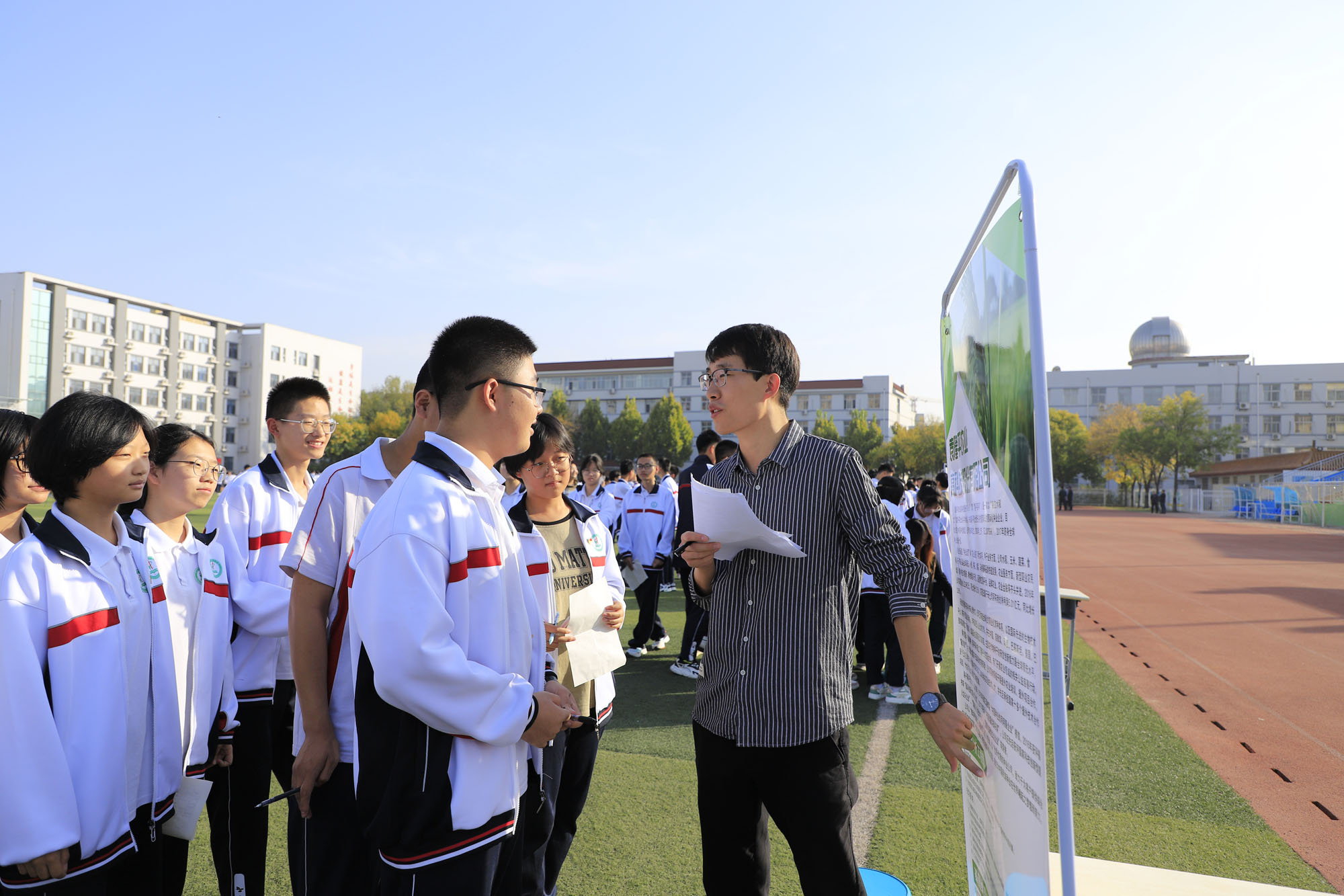 感知职业 畅想未来——我校举办第五届大型模拟招聘会
