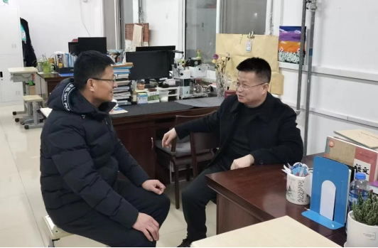 寒假归来梅花开 家长踏雪送锦旗1320.png