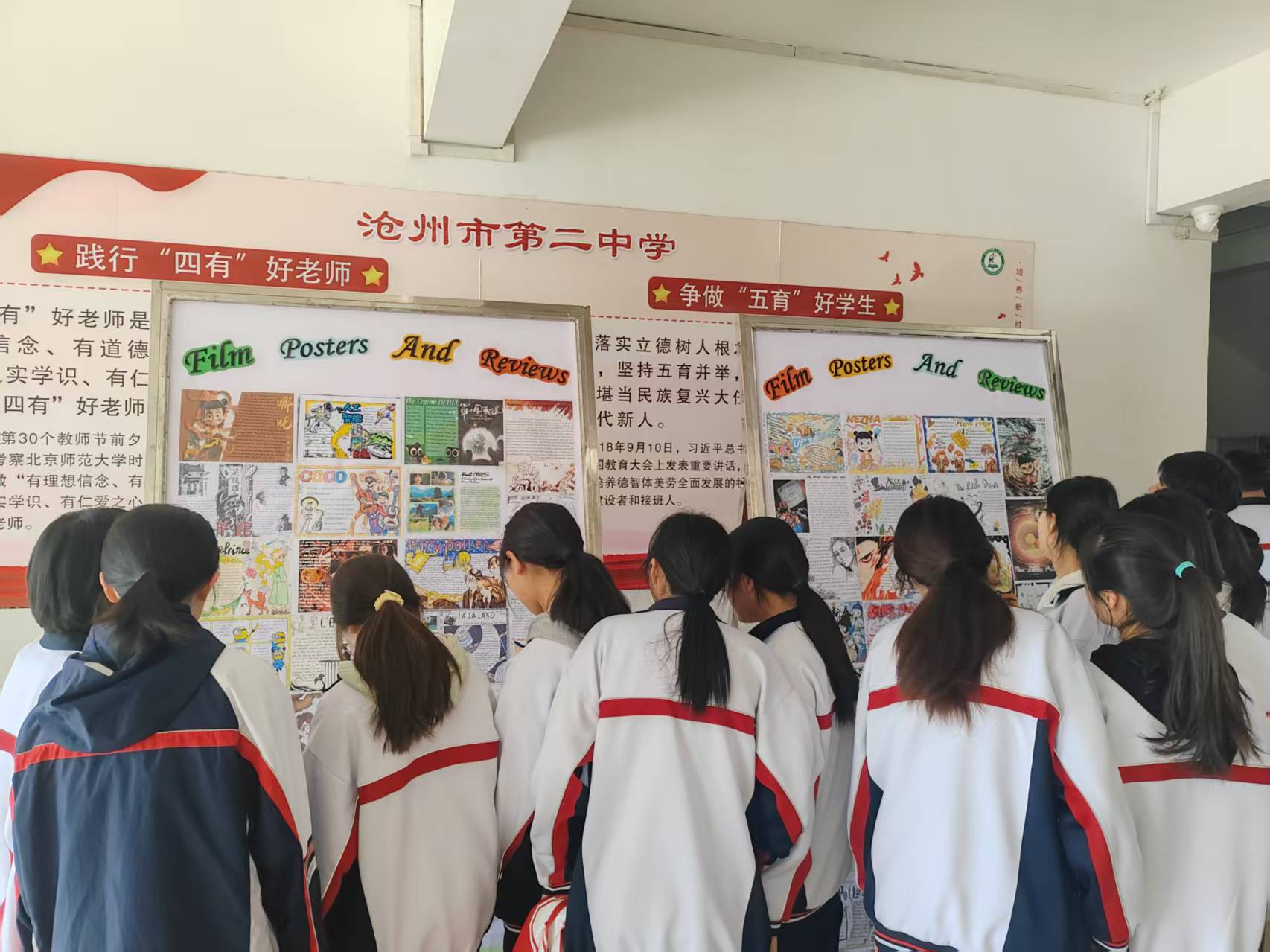 学生观看图片.jpg 学生观看图片.jpg