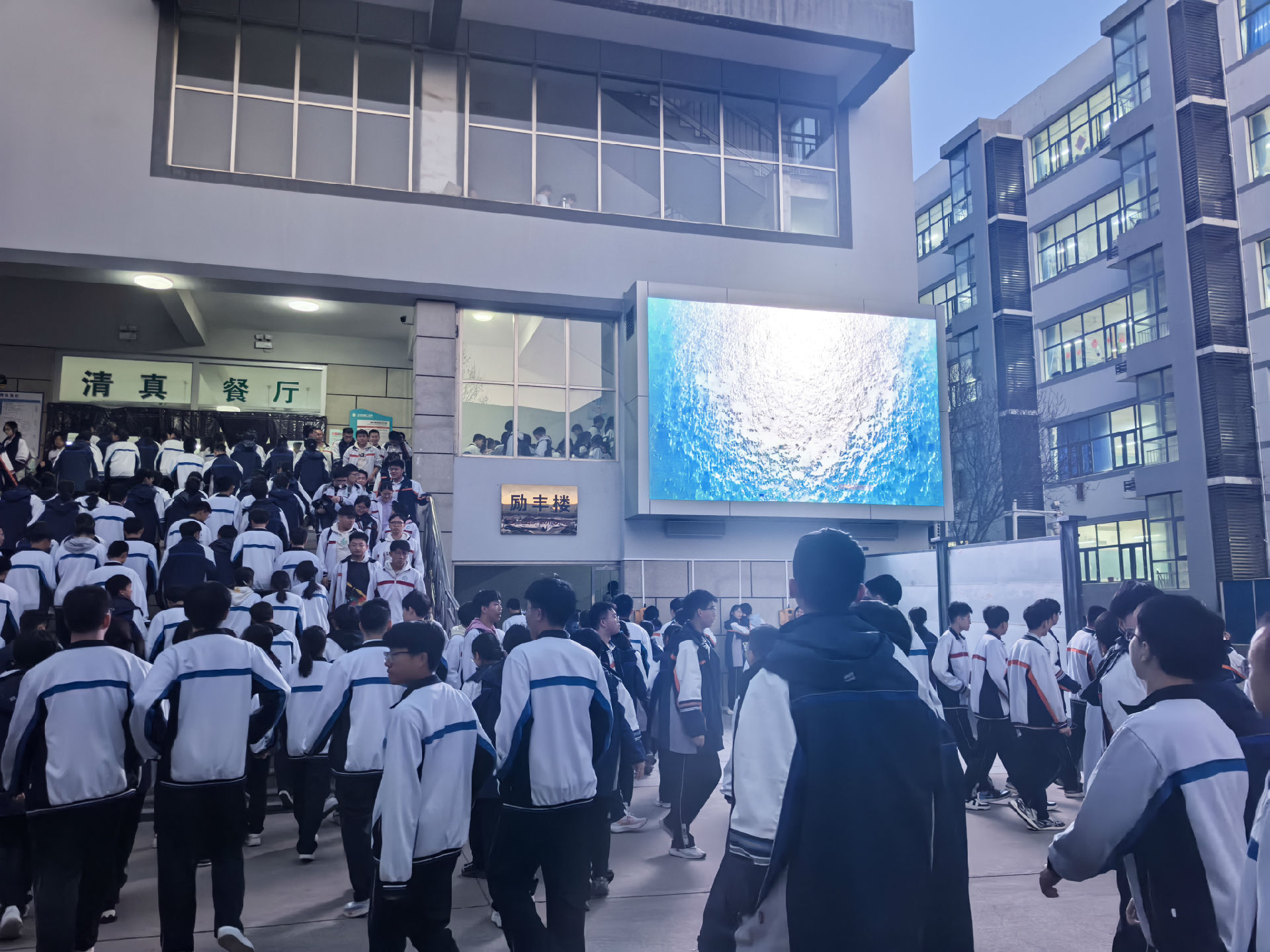 3.屏幕宣传1.jpg